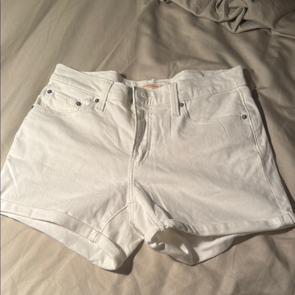 NWOT Levi’s women’s white denim mid length shorts